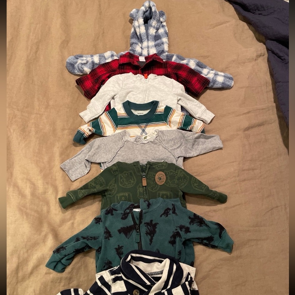 Bundle of 8 fleece flannel sweatshirt rompers onesies for baby size 0-3 month